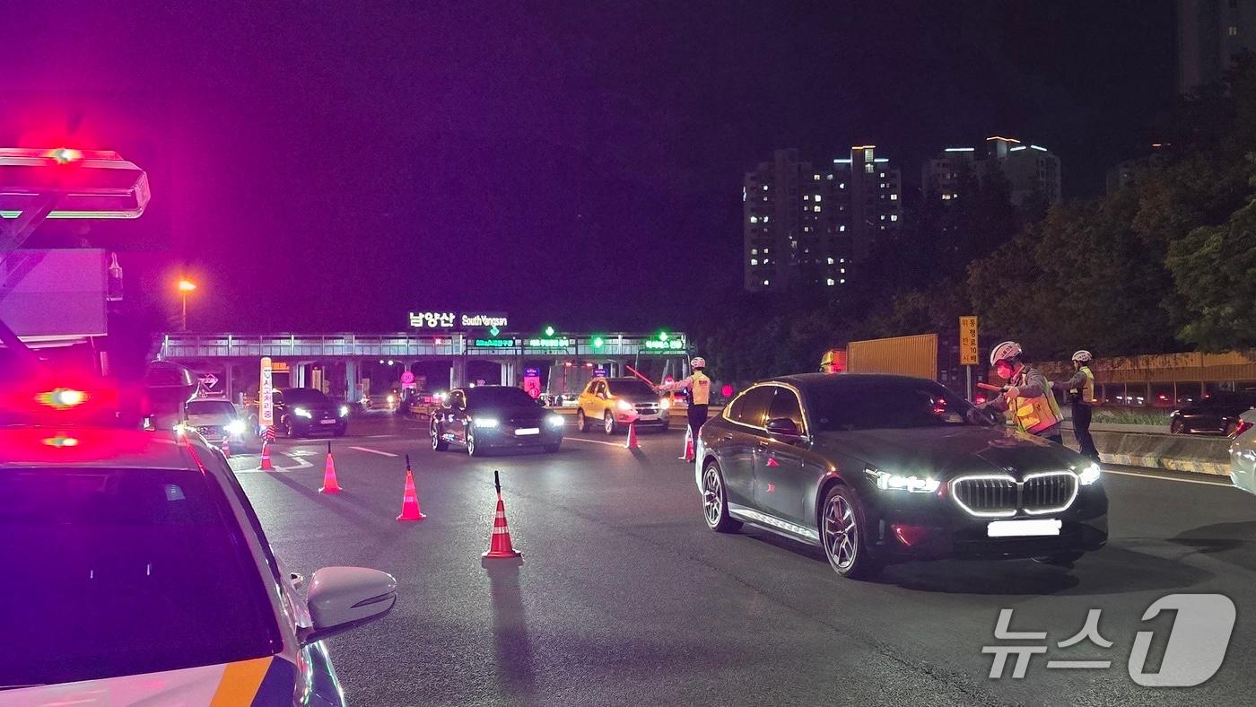 본문 이미지 - 지난 23일 경부고속도로 남양산 톨게이트에서 경찰이 음주단속을 하는 모습 (경찰 제공. 재판매 및 DB금지)