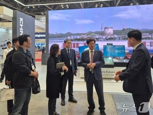 본문 이미지 - 정종복 기장군수(오른쪽 두 번째)가 부산국제원자력산업전에서 전문가 및 관계자들과 질의응답을 하고 있다.(기장군 제공. 재판매 및 DB금지)