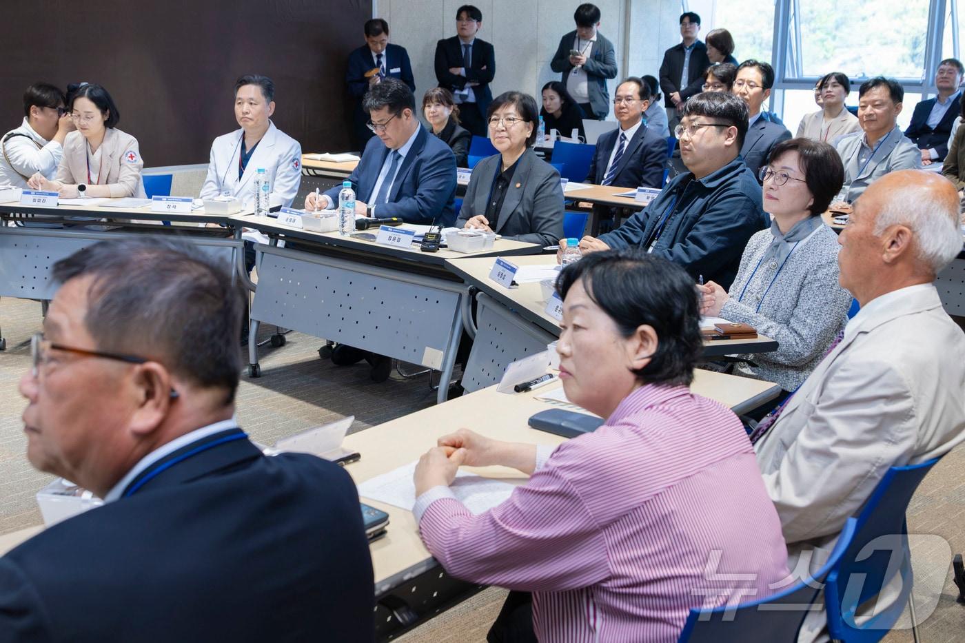 본문 이미지 - 정은경 보건복지부 장관이 24일 오후 경북 영주시 영주적십자병원에서 열린 의료혁신 지역 간담회에서 참석자의 발언을 듣고 있다. (보건복지부 제공. 재판매 및 DB 금지) 2026.4.24 ⓒ 뉴스1