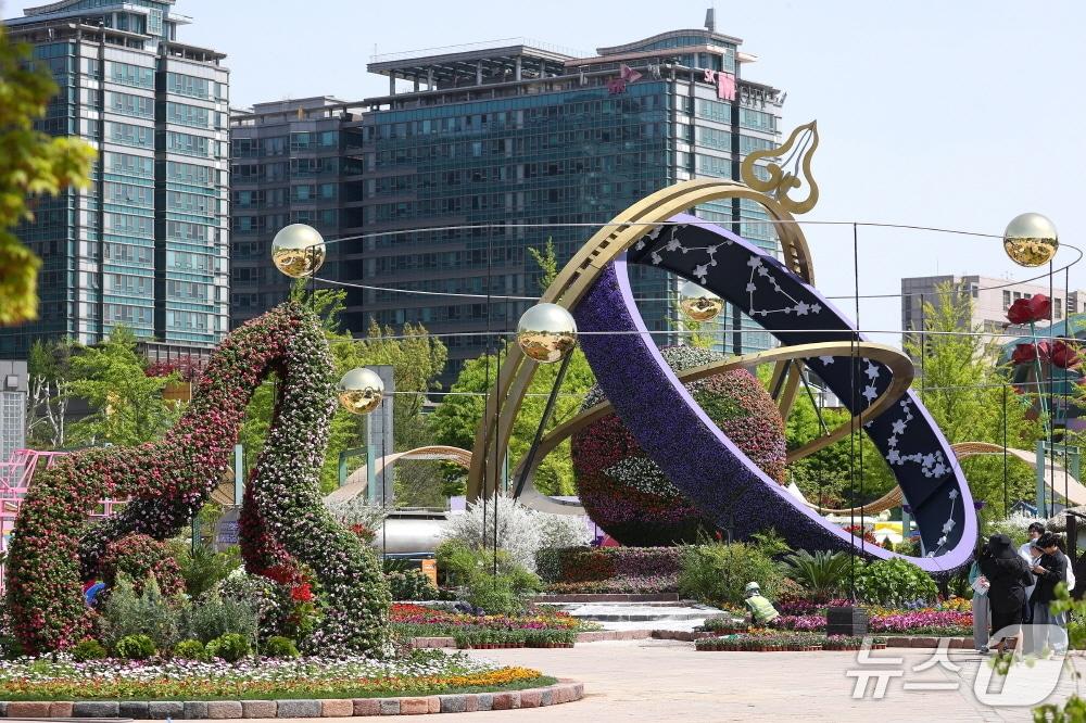 본문 이미지 - 24일 경기 고양시 호수공원에서 개막한 '2026 고양국제꽃박람회' 메인 정원인 '시간여행자의 정원' (고양시 제공, 재판매 및 DB금지) 