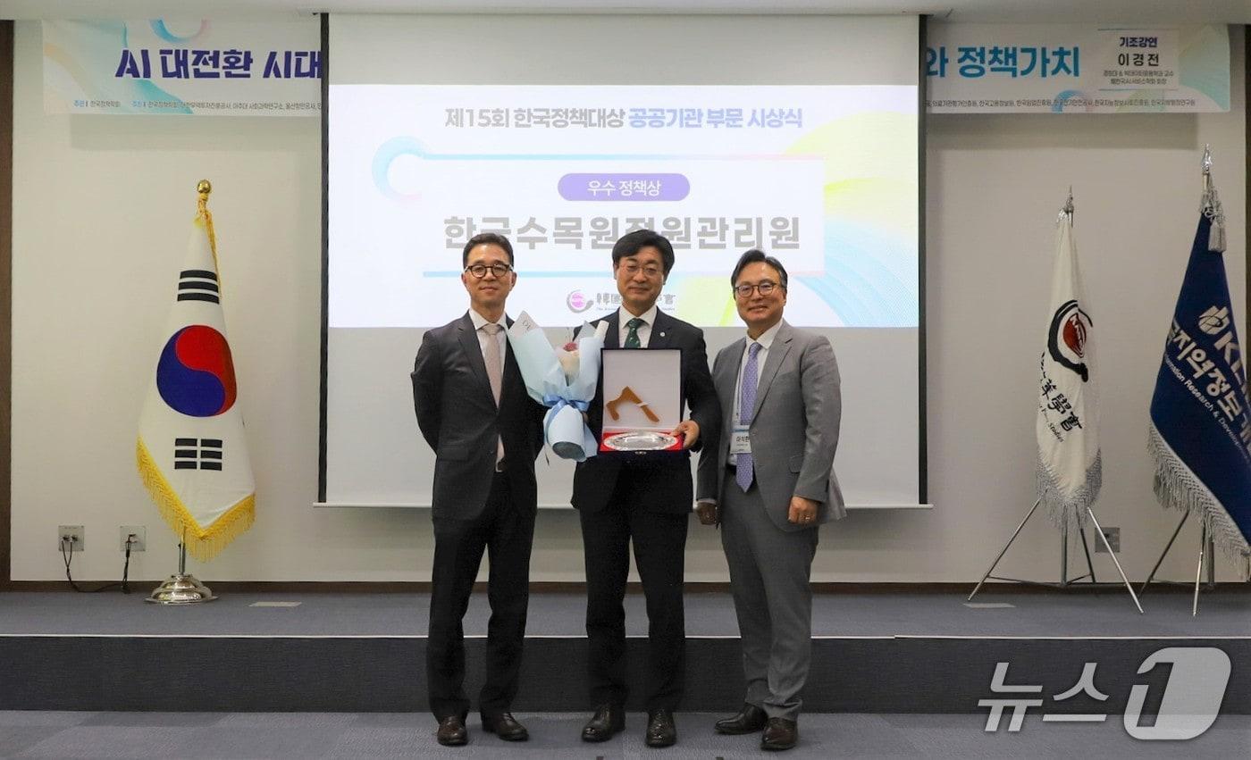 본문 이미지 - 가운데가 한국수목원정원관리원 심상택 이사장. (한국수목원정원관리원 제공.재판매 및 DB금지)/뉴스1