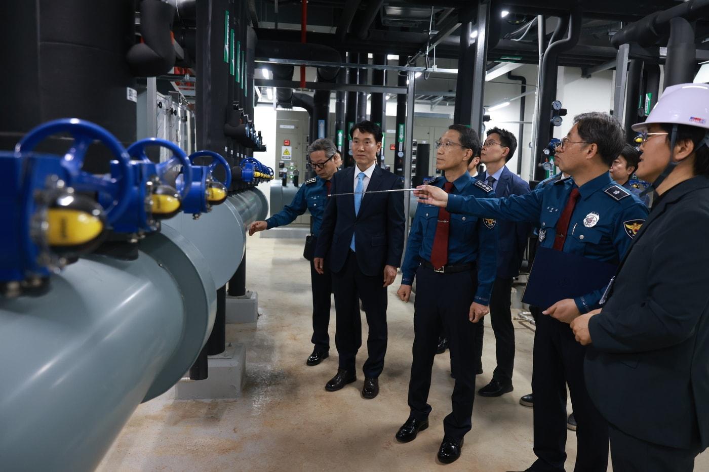 본문 이미지 - 유재성 직무대행은 24일 인천남동경찰서와 숭의지구대를 방문해 탄소중립 시책 이행 상황을 점검하고, 현장 경찰관들의 노고를 격려했다.(사진=경찰청 제공)