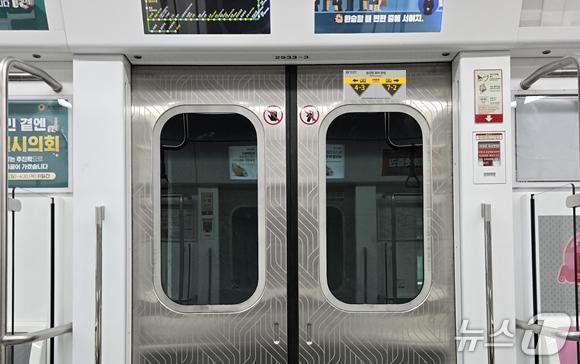 본문 이미지 - 양방향 안내표지 부착위치.(서울교통공사 제공)