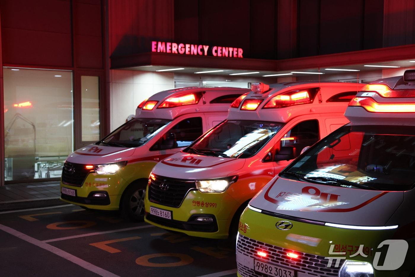 본문 이미지 - 안동병원 응급실 앞에 줄지어 대기해 있는 구급차들(안동병원 제공. 재판매 및 DB 금지)2026.4.24/뉴스1