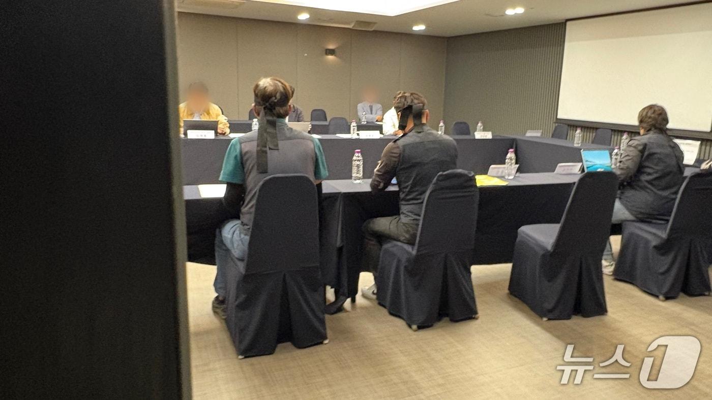 본문 이미지 - 24일 경남 창원시 의창구 한 호텔에서 BGF로지스와 화물연대 관계자들이 2차 실무교섭을 열고 대화하고 있다.2026.4.24/뉴스1 강정태 기자