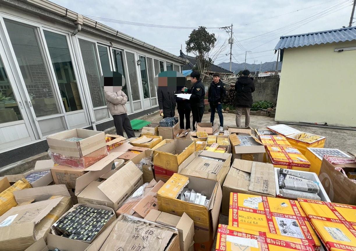 본문 이미지 - 밀수입 담배 압수 모습.(태안해경 제공. 재판매 및 DB금지)/뉴스1