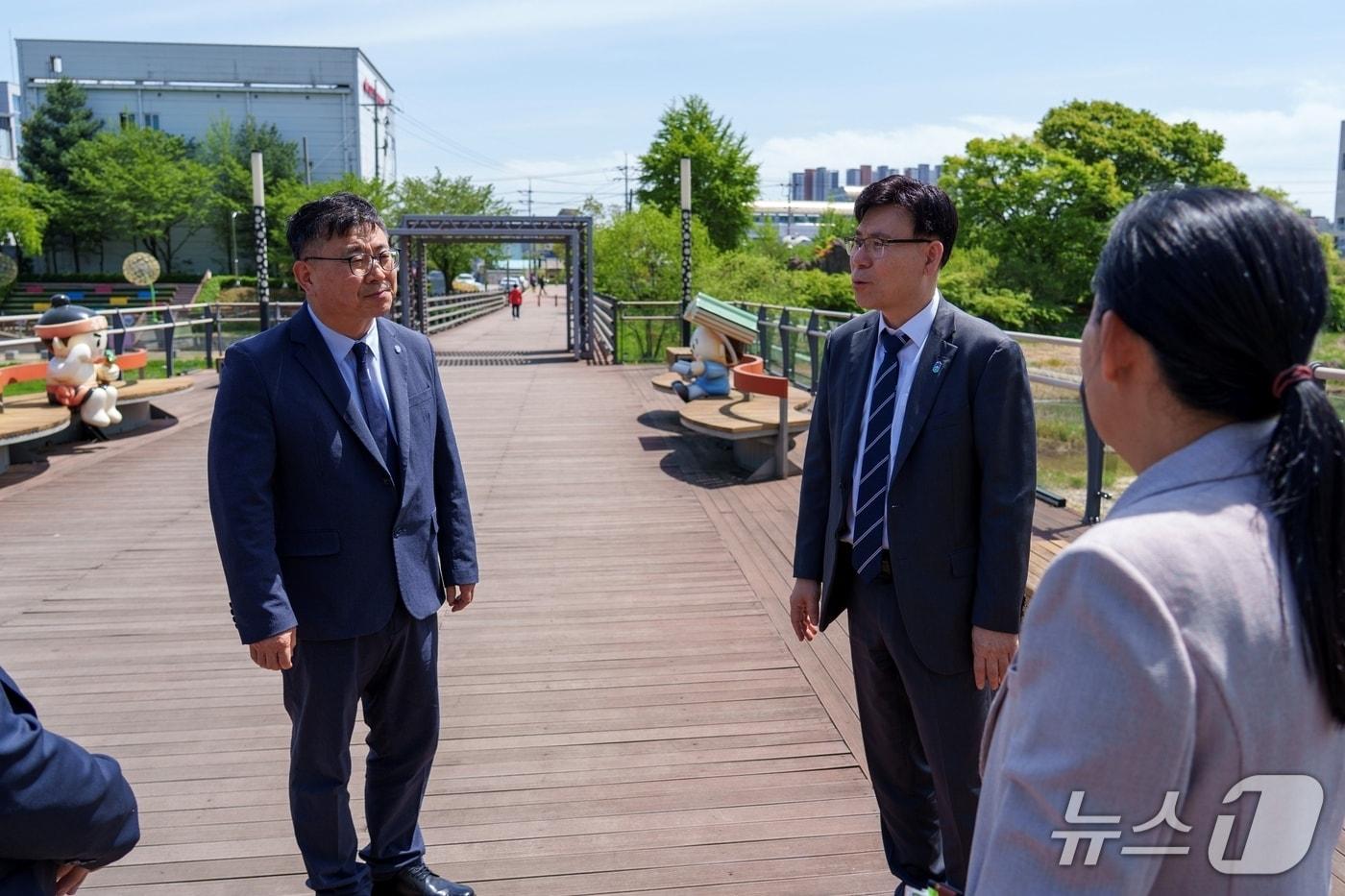 본문 이미지 - 이동옥 충북도 행정부지사(가운데)가 24일 보수 공사가 빌표한 증평 송산교 현장을 둘러보고 있다(증평군 제공. 재판매 및 DB금지)