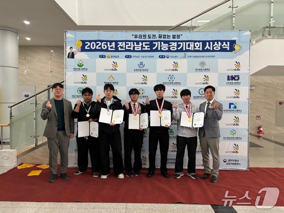 본문 이미지 -  '2026년 전남도 지방기능경기대회'에서 입상한 학생들이 기념사진을 찍고 있다.(전남교육청 제공, 재판매 및 DB금지)/뉴스1 