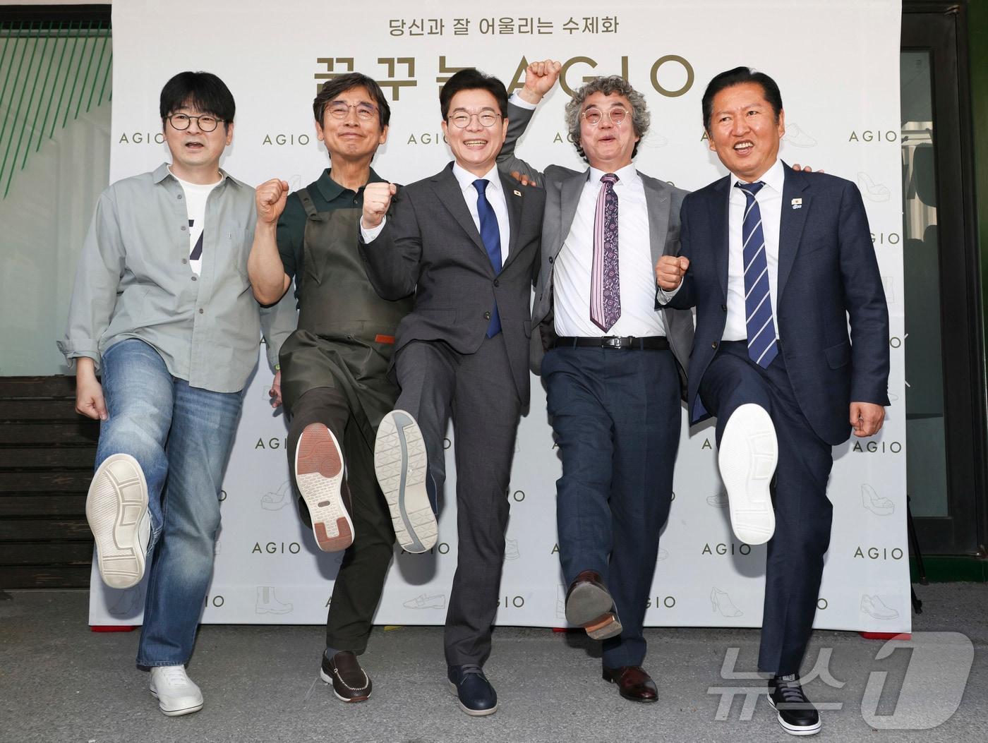 본문 이미지 - 정청래 더불어민주당 대표와 정원오 서울시장 후보가 24일 서울 성동구 사회적 협동조합 '아지오'에 방문해 토크 프로그램 촬영을 마치고 기념 촬영하고 있다. 왼쪽부터 탁현민 전 청와대 의전비서관, 유시민 작가, 정원오 후보, 유석영 아지오 대표, 정청래 대표. (공동취재) 2026.4.24 ⓒ 뉴스1 김민지 기자