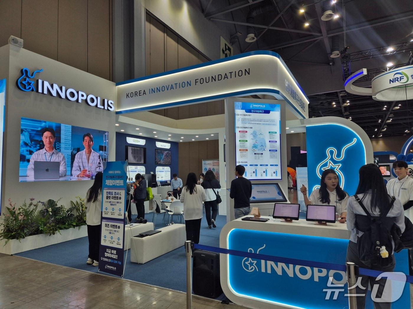 본문 이미지 - '2026 대한민국 과학축제 인(in) 경기' 행사장에 마련된 연구개발특구진흥재단 부스(특구재단 제공) /뉴스1