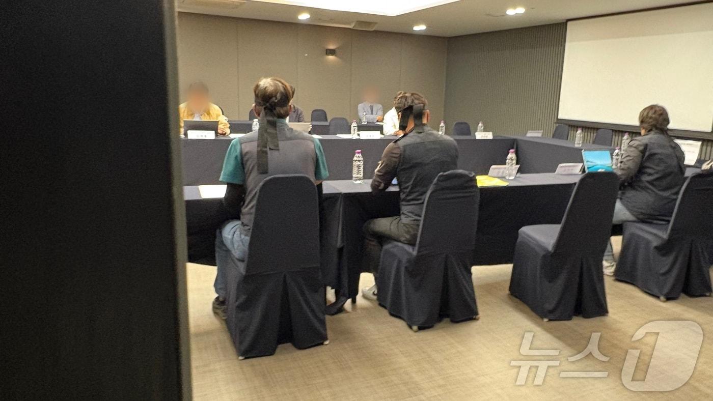 본문 이미지 - BGF로지스와 화물연대가 24일 경남 창원시 의창구 한 호텔에서 2차 실무교섭을 진행하고 있다. 2026.4.24 ⓒ 뉴스1 강정태 기자