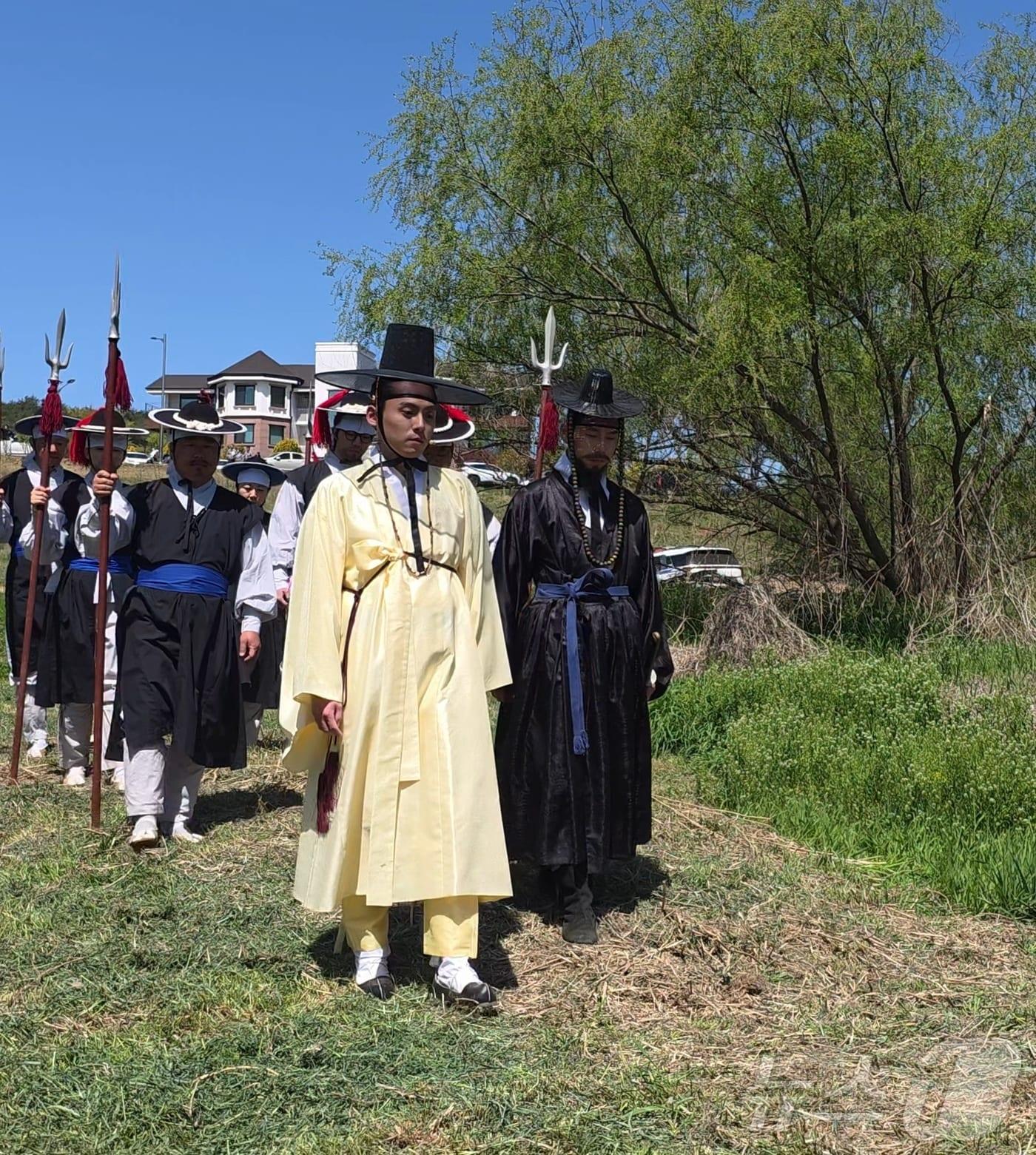 본문 이미지 - 강원 영월군이 24~26일 영월 장릉과 동강 둔치, 청령포 일원에서 지역 대표 축제인 제59회 단종문화제를 준비한 가운데, 행사 첫날 단종 유배길 행사가 진행되고 있다. 영월군은 최근 조선 6대 임금 단종을 다룬 영화 '왕과 사는 남자'의 흥행 효과로 관광 특수를 누리고 있다. (영월군 제공. 재판매 및 DB금지) 2026.4.24. ⓒ 뉴스1 신관호 기자
