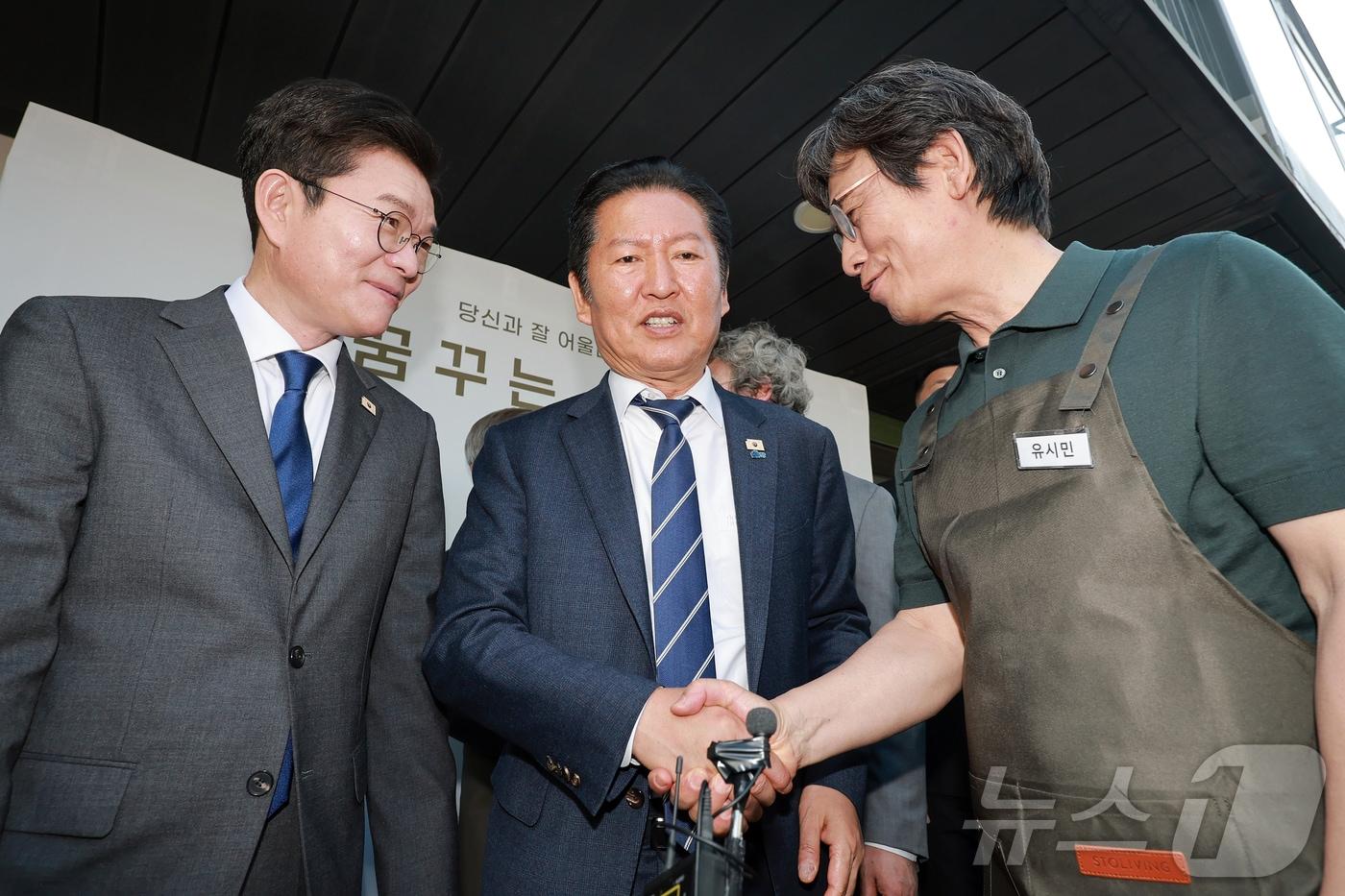 본문 이미지 - 지난 4월 24일 정청래 더불어민주당 대표가 서울 성동구 사회적 협동조합 '아지오' 오픈 행사에 참석해 정원오 민주당 서울시장 후보, 유시민 작가와 대화하고 있는 모습. (공동취재) 2026.4.24 ⓒ 뉴스1 김민지 기자
