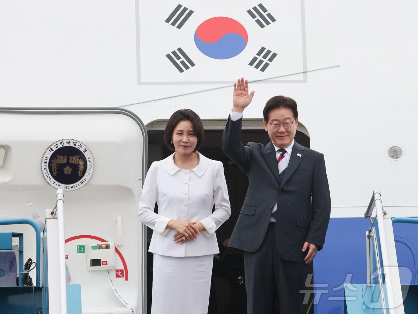 본문 이미지 - 베트남 국빈 방문 공식일정을 마친 이재명 대통령과 김혜경 여사가 24일(현지시간) 하노이 노이바이 국제공항에서 한국행 공군 1호기에 올라 환송객에게 인사하고 있다. ⓒ 뉴스1 이재명 기자