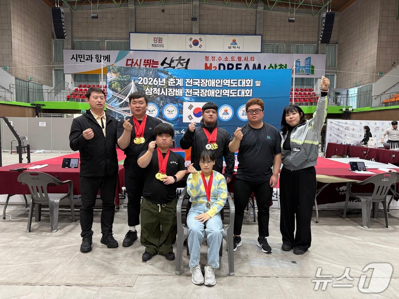 본문 이미지 - 울산 동구청 돌고래역도단이 '2026년 춘계 전국 장애인 역도대회 및 삼척시장배 전국 장애인 역도대회'에 출전해 기념사진을 찍고 있다.(울산 동구 제공. 재판매 및 DB금지)/뉴스1