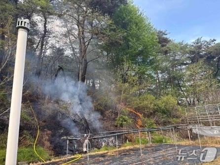 본문 이미지 - 24일 오후 4시 15분께 전북 순창군 쌍치면의 한 주택 인근 야산에서 불이 났다.(전북도 산불방지대책본부 제공. 재판매 및 DB금지)