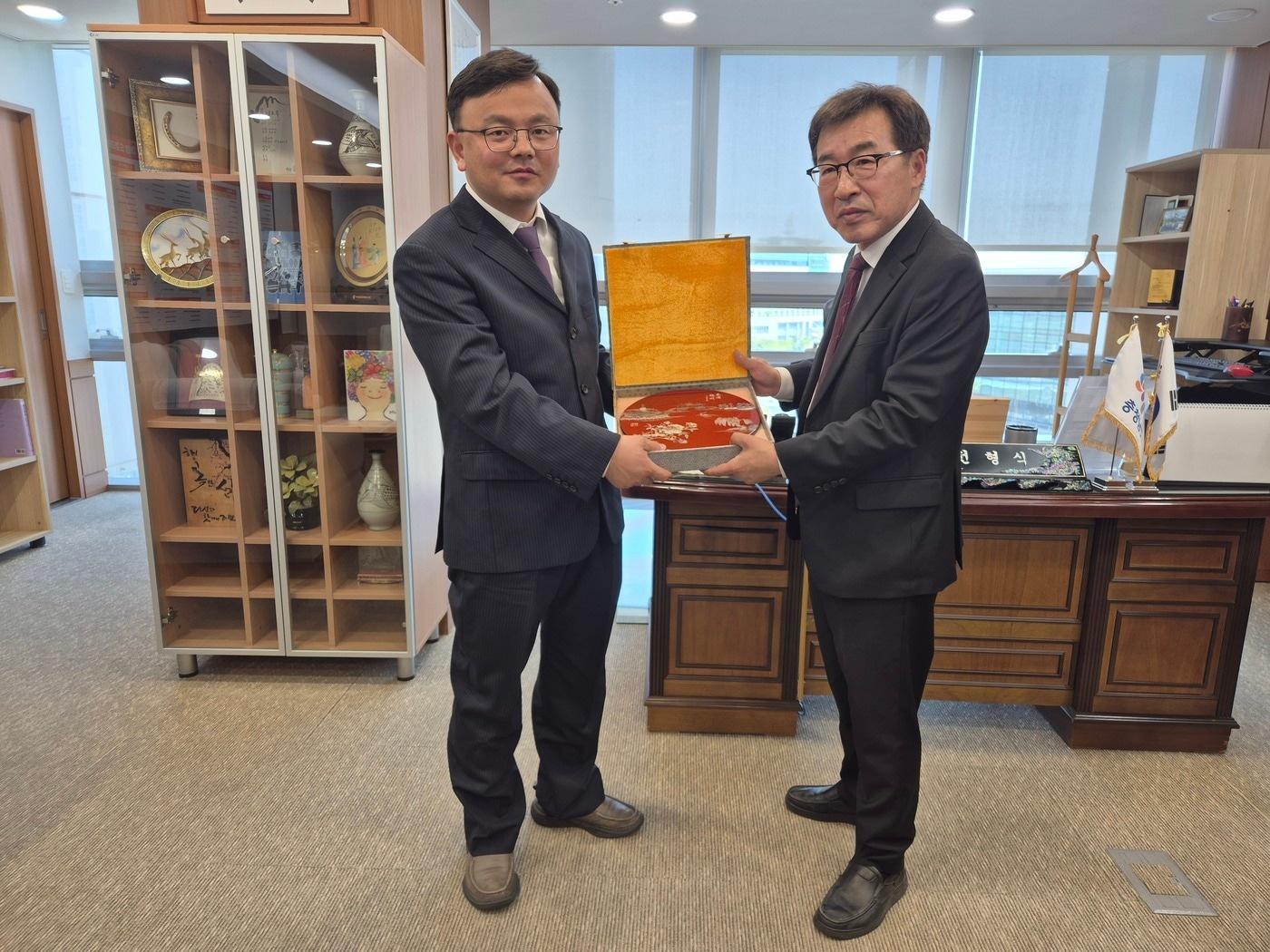 본문 이미지 - 전형식 충남도 정무부지사(오른쪽)와 스춘쥔 중국 양저우시 판공실 부주임(도 제공. 재판매 및 DB금지)/뉴스1