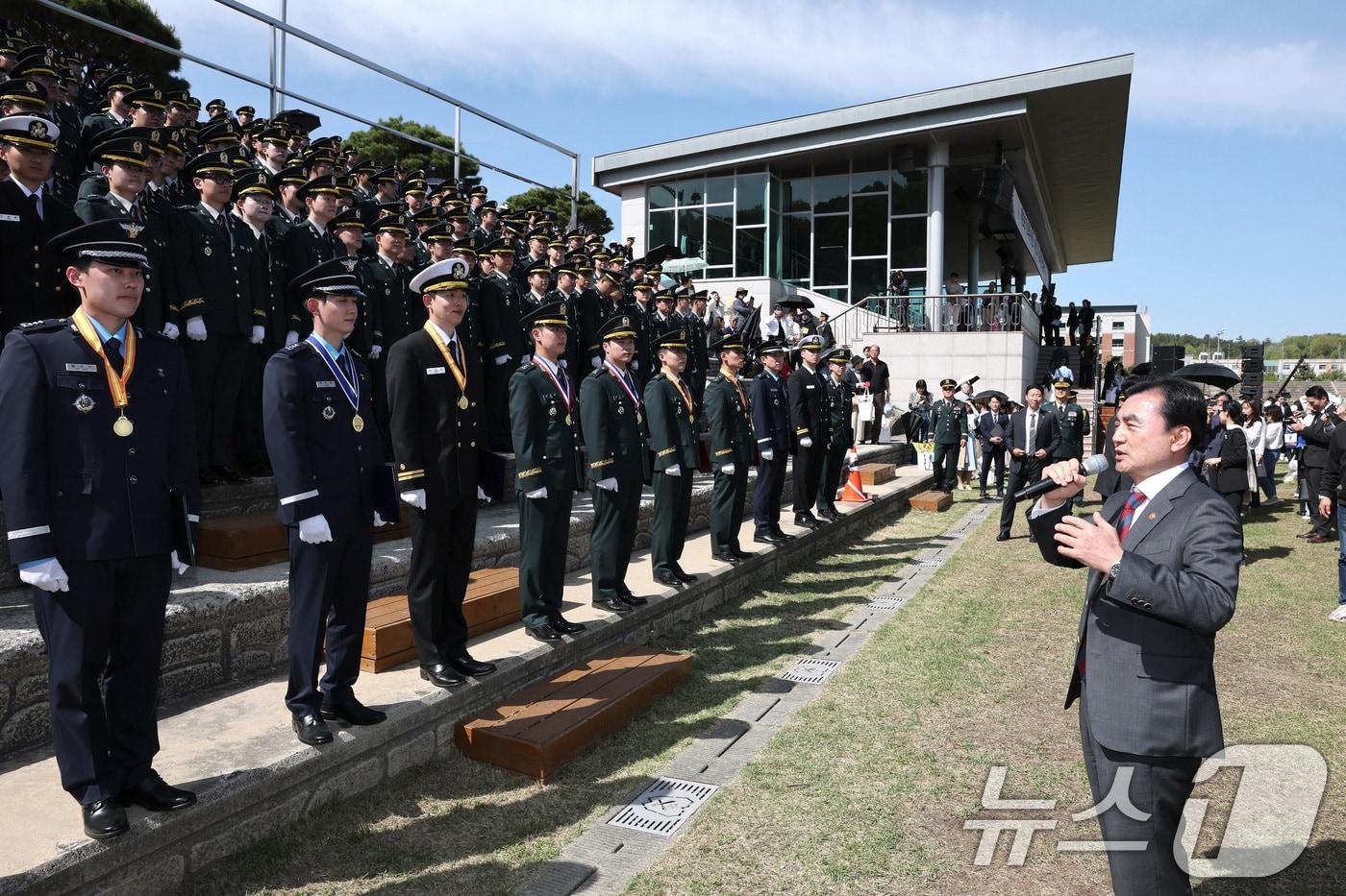 본문 이미지 - 안규백 국방부 장관이 지난 24일 오후 충북 괴산 육군학생군사학교에서 열린 제56기 의무사관 및 제23기 수의사관 임관식에서 임관장교들을 격려하고 있다. (국방부 제공. 재판매 및 DB금지) 2026.4.24 ⓒ 뉴스1 임세영 기자