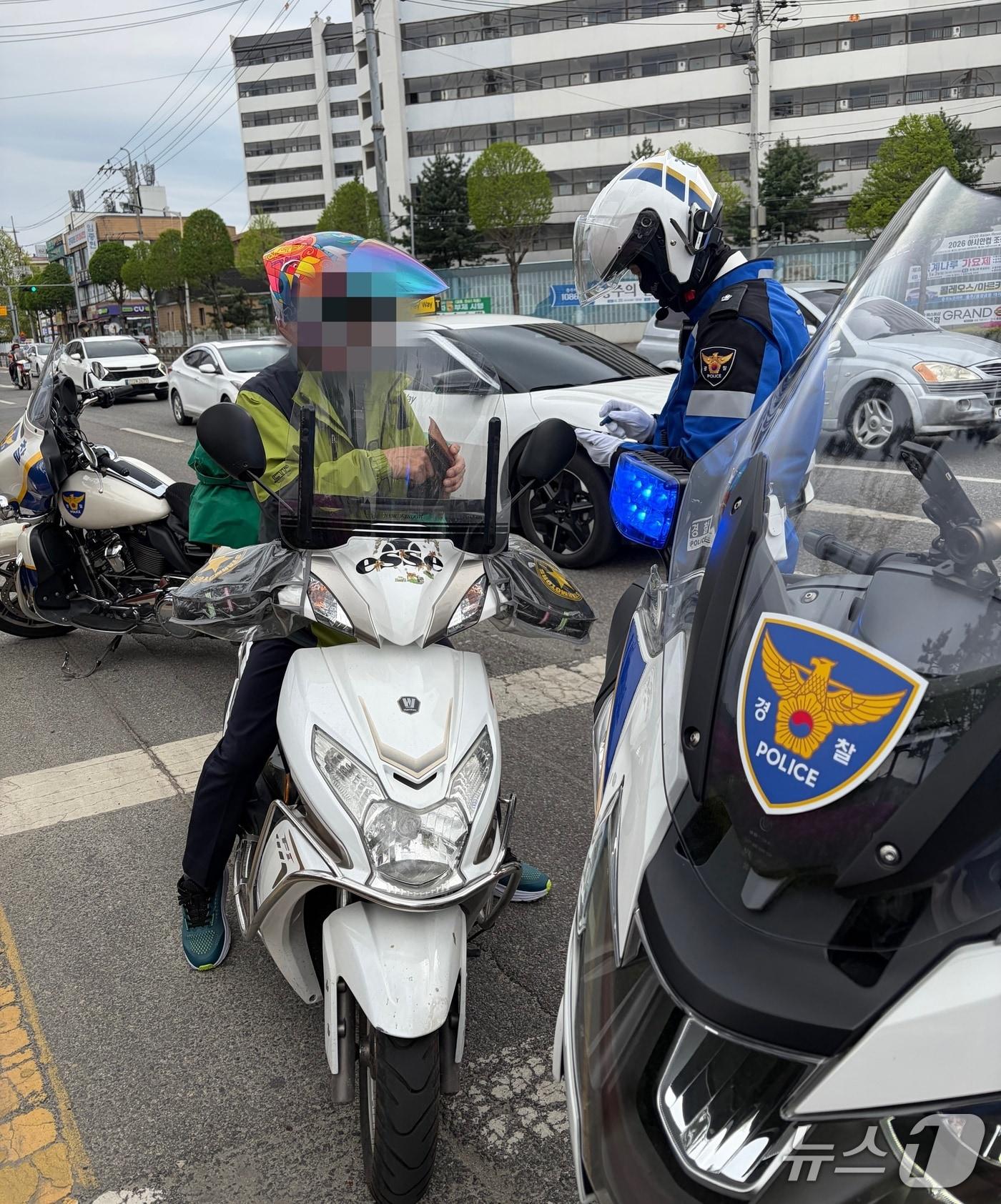 본문 이미지 - 충주경찰서 배달오토바이 신호위반 단속.(충주경찰서 제공. 재판매 및 DB금지)