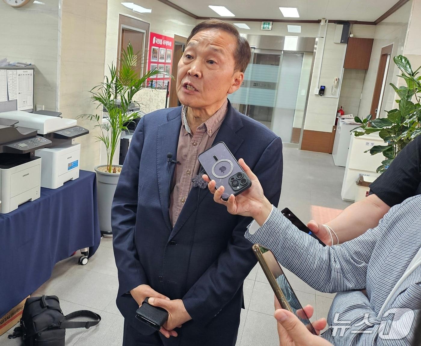 본문 이미지 - 김기웅 국민의힘 의원(대구 중·남구)이 24일 오후 국민의힘 대구시당에서 류규하 중구청장 공천 배제와 관련해 의견을 밝히고 있다, 2026.4.24/뉴스1 남승렬 기자