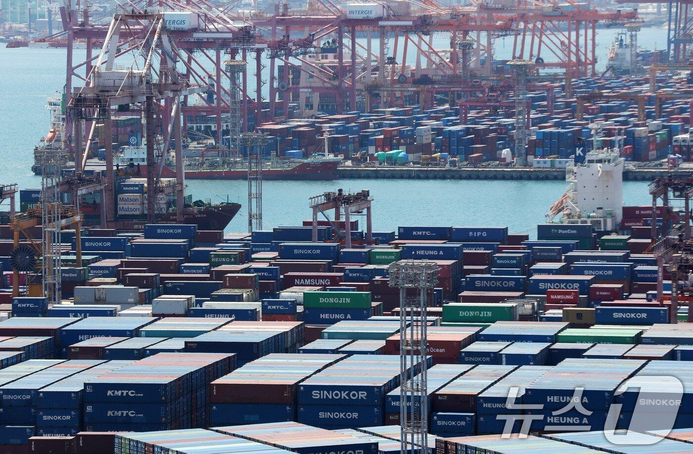 본문 이미지 - 부산항 신선대부두와 감만부두 야적장에 컨테이너가 가득 쌓여 있다.(자료사진)  ⓒ 뉴스1 윤일지 기자 