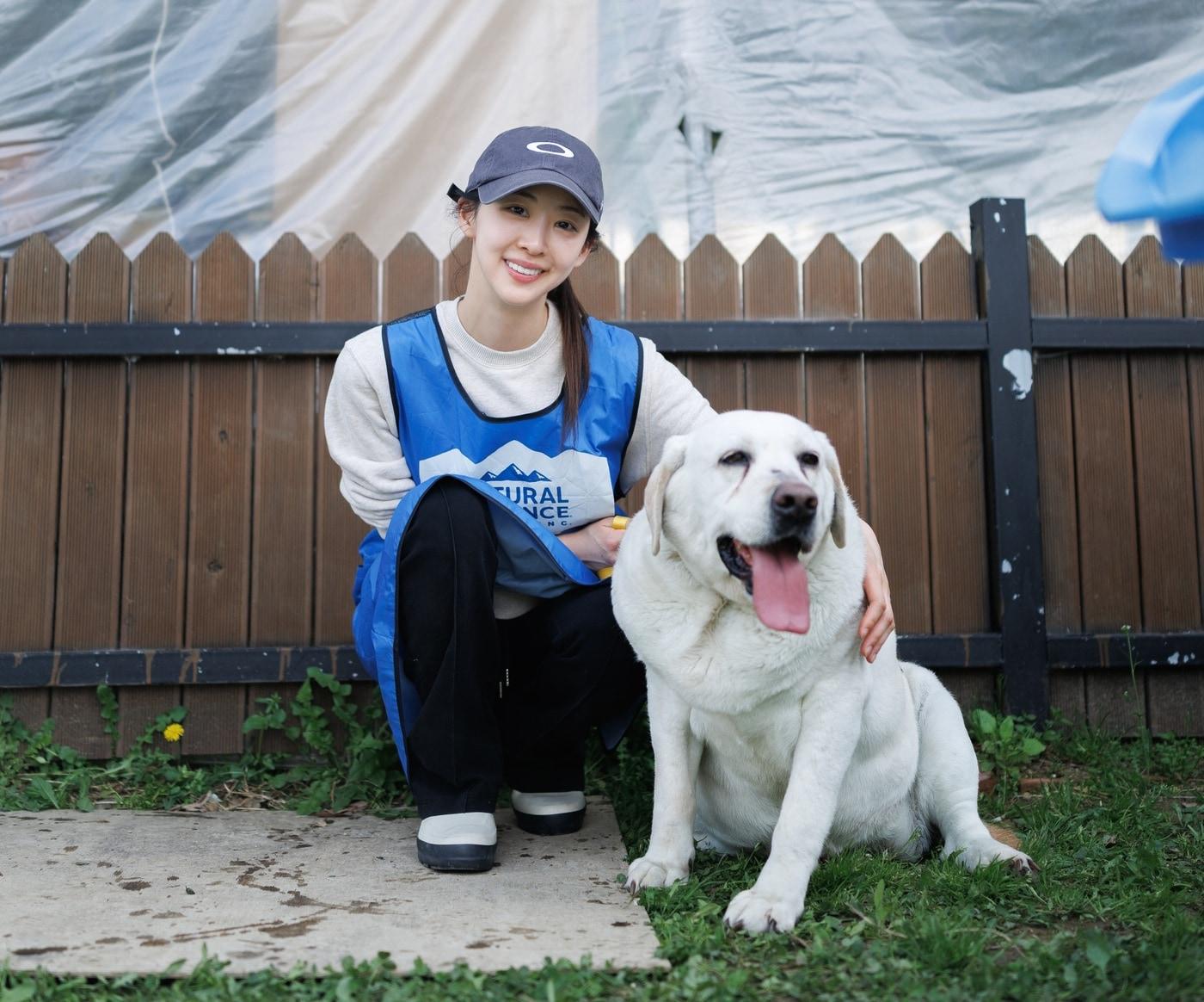 본문 이미지 - 배우 김다솜이 안성평강공주보호소 보호견 '소망이'와 산책 중 기념 사진을 찍고 있다(블루엔젤봉사단 제공). ⓒ 뉴스1