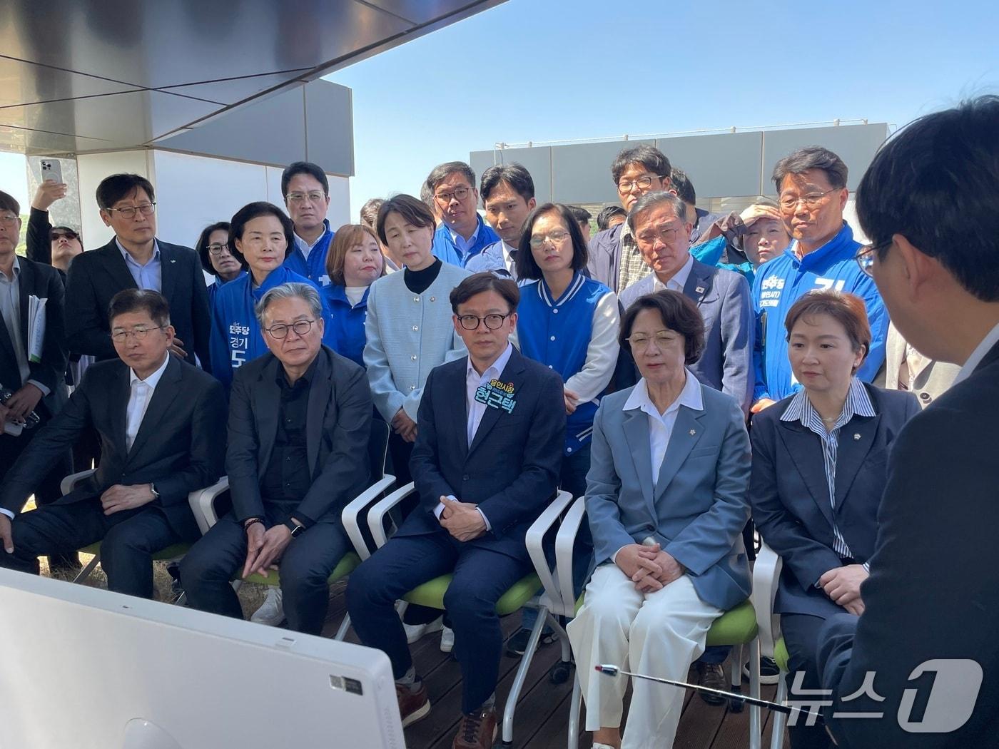 본문 이미지 - 현근택 용인시장 후보(앞줄 가운데)가 24일 평택과 용인 반도체 산업 현장을 방문해 반도체 산단 완성에 대해 의지를 표명했다.(후보측 제공)