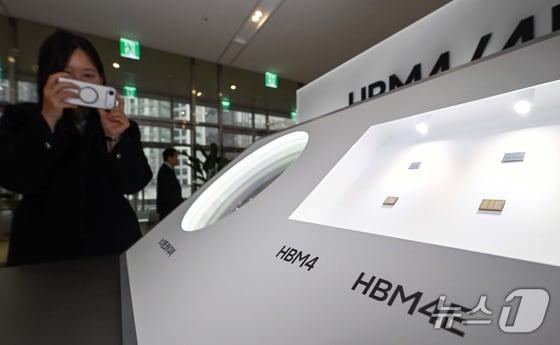 본문 이미지 - 삼성전자 정기주주총회 장소에 HBM4, HBM4E 메모리가 전시돼 있다.(공동취재)/뉴스1