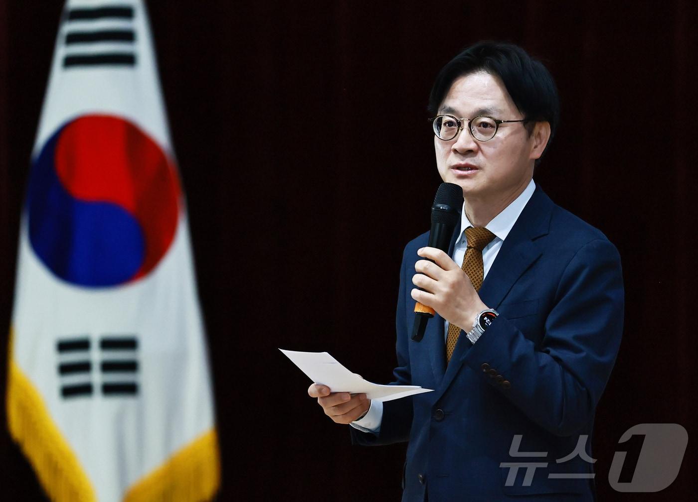 본문 이미지 - 김정관 산업통상부 장관이 24일 정부세종청사 12동 대강당에서 열린 '산업통상부 제2차 전 직원 타운홀미팅'을 주재하고 있다. (산업통상부 제공, 재판매 및 DB 금지) 2026.4.24 ⓒ 뉴스1 김진환 기자
