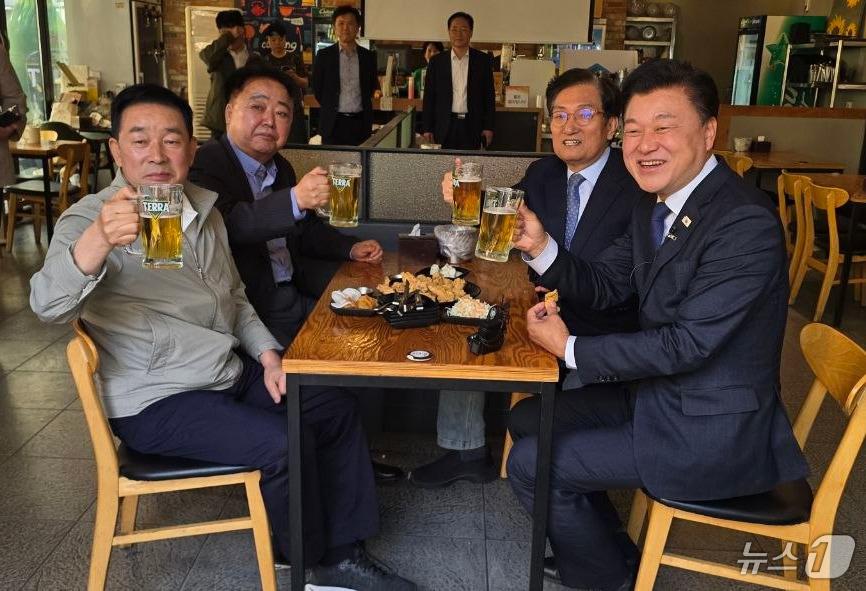 본문 이미지 - 신용한 더불어민주당 충북지사 후보와 노영민·한범덕·송기섭 경선 주자들이 24일 오후 충북 청주시 한 치킨집에서 치맥 회동을 갖고 원팀을 선언했다.(캠프 제공. 제판매 및 DB금지) 2026.4.24 ⓒ 뉴스1