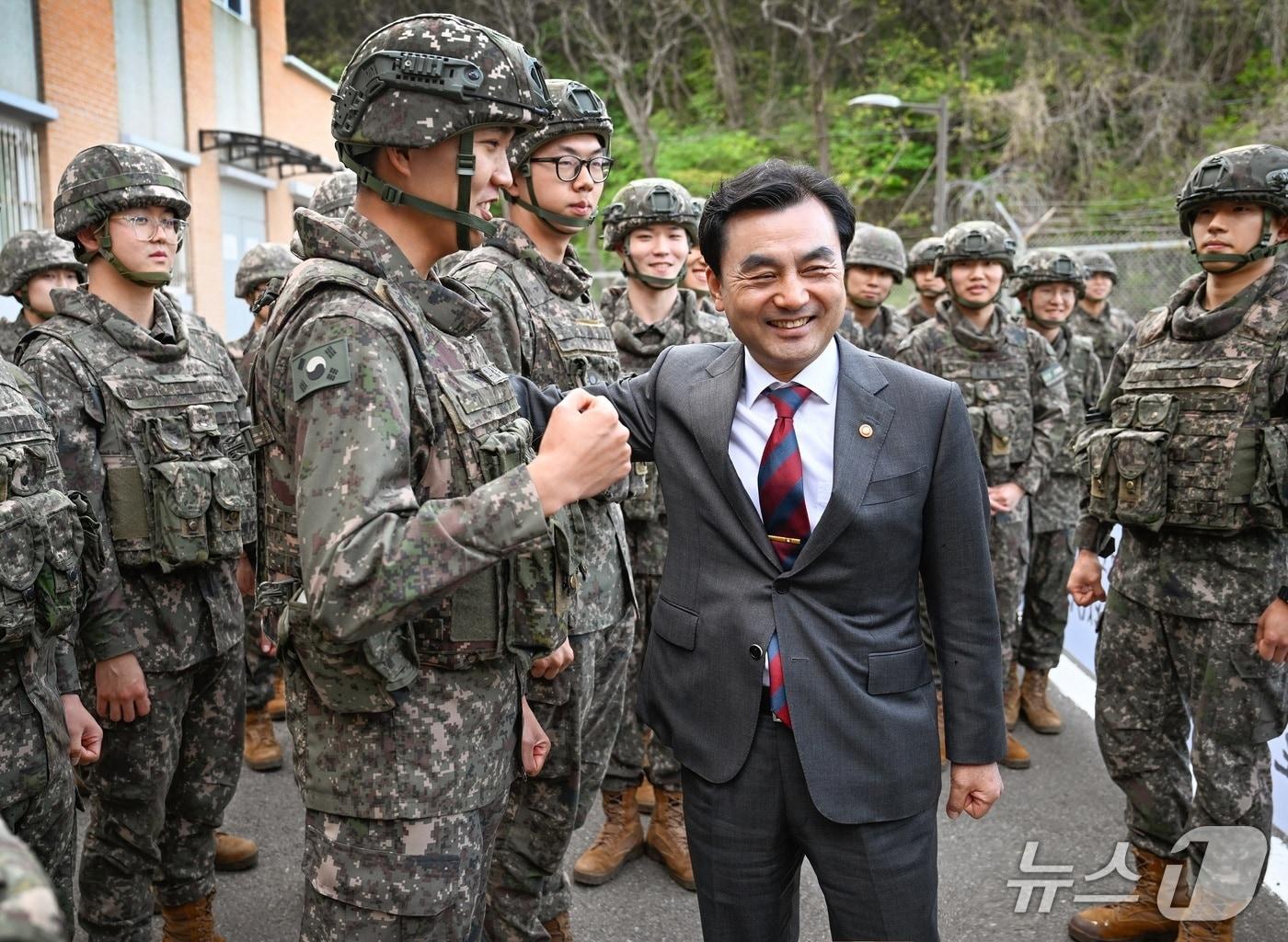 본문 이미지 - 안규백 국방부 장관은 24일 전북지역 해안경계작전을 수행하는 육군 제35사단 예하 해안감시기동대대를 방문해 인공지능(AI) 기반 해안 경계작전 시범운영 현황을 점검하고 장병들을 격려했다. 2026.4.24./ⓒ 뉴스1(국방부 제공)