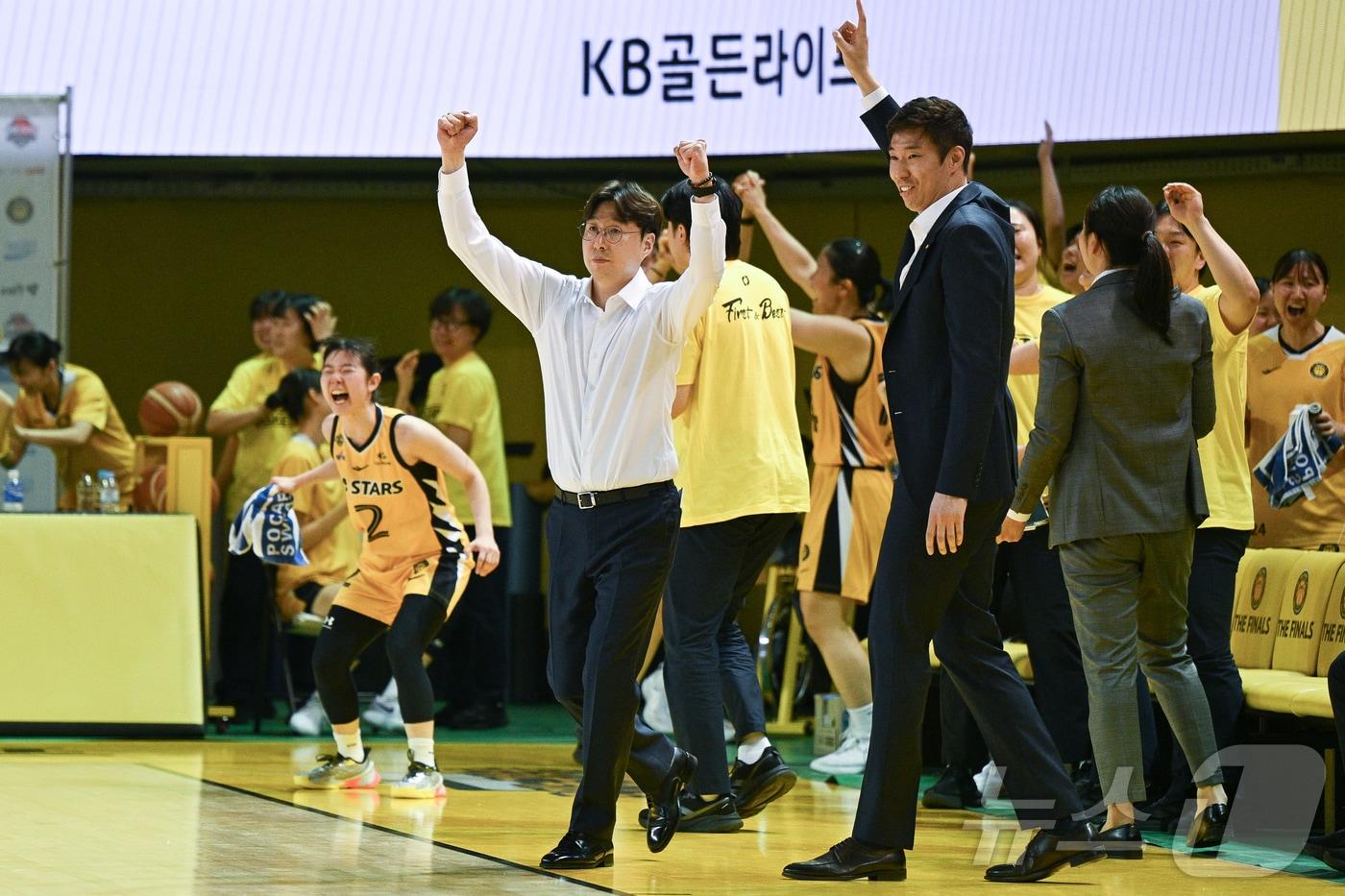 본문 이미지 - 24일 청주체육관에서 열린 BNK금융 2025-2026 여자프로농구 KB스타즈와 삼성생명 블루밍스의 챔피언결정전 2차전. KB스타즈 김완수 감독이 승리가 가까워지자 환호하고 있다. 청주 KB스타즈는 59대51로 승리하며 1승만 추가하면 2018-19시즌과 2021-22시즌에 이어 통산 세 번째 통합 우승을 달성하게 된다. (WKBL 제공, 재판매 및 DB 금지) 2026.4.24 ⓒ 뉴스1 김진환 기자