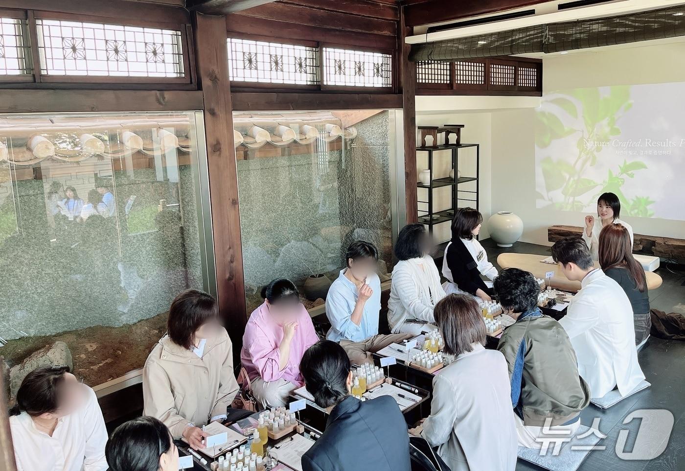 본문 이미지 - 24일 오전 서울 종로구 북촌 한옥 호텔 '노스탤지어 블루재'에서 롯데홈쇼핑이 주최한 '유유자적 희희낙락' 아로마티카 클래스가 진행되고 있다. 2026.4.24 ⓒ 뉴스1 박혜연 기자