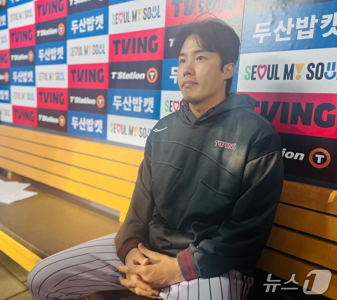 본문 이미지 - LG 트윈스 투수 임찬규가 24일 열린 KBO리그 잠실 두산 베어스전에서 시즌 첫 승리를 기록한 뒤 취재진과 인터뷰하고 있다. 2026.4.24 ⓒ 뉴스1 이상철 기자