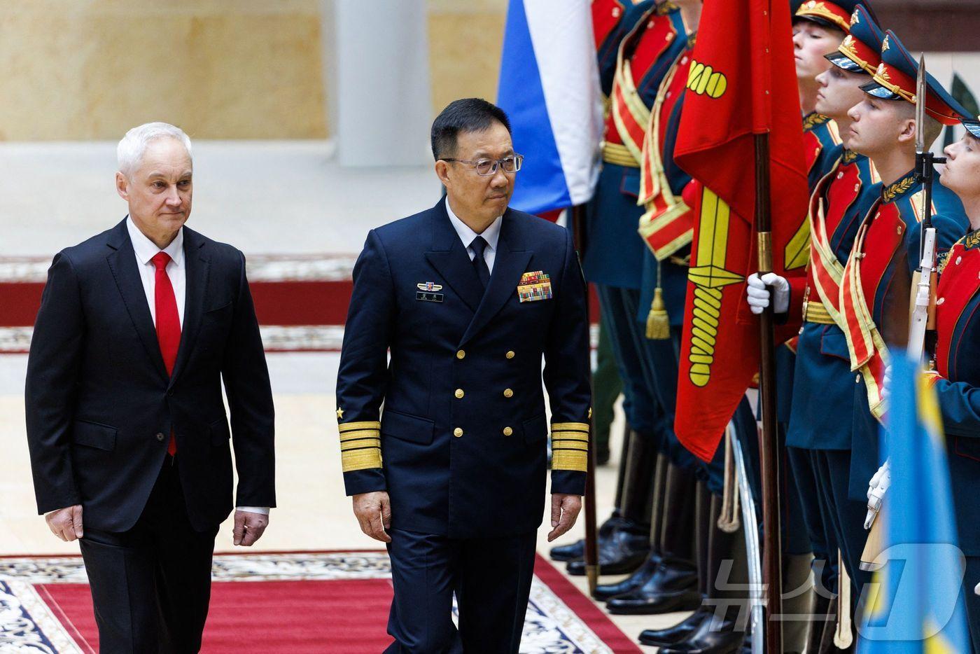본문 이미지 - 24일(현지시간) 안드레이 벨로우소프 러시아 국방부 장관과 둥쥔 중국 국방부장이 모스크바에서 회담에 앞서 환영식에 참석하고 있다. 2026.04.24. (러시아 국방부 제공) ⓒ AFP=뉴스1