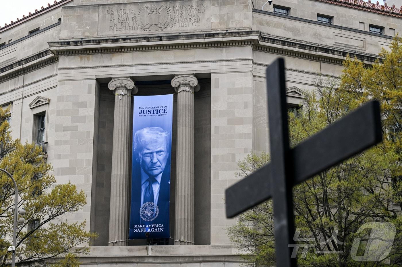 본문 이미지 -  6일(현지시간) 워싱턴 DC에 있는 미국 법무부 청사에 도널드 트럼프 미국 대통령의 현수막이 걸려 있다. 2026.04.06. ⓒ 로이터=뉴스1