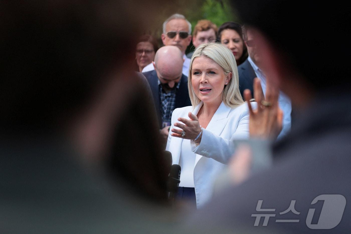 본문 이미지 - 캐롤라인 레빗 미국 백악관 대변인이 24일(현지시간) 워싱턴DC 백악관 경내에서 기자들의 질문에 답하고 있다. 2026.04.24. ⓒ 로이터=뉴스1