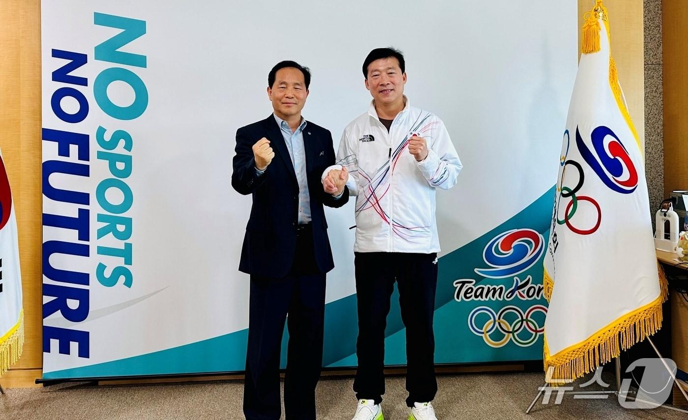 본문 이미지 - 지난 24일 전도성 진천부군수와 김택수 국가대표선수촌장이 선수촌에서 지역 농축산물 사용 확대 방안을 논의한 뒤 기념촬영을 하고 있다(진천군 제공. 재판매 및 DB금지)