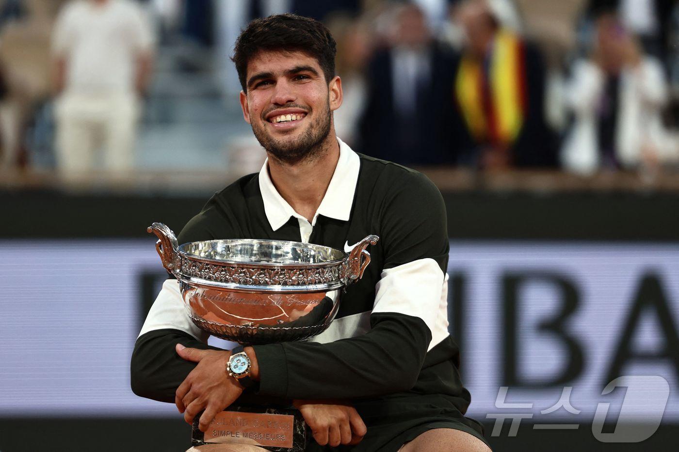 본문 이미지 - 지난해 프랑스오픈 우승 트로피를 든 카를로스 알카라스. ⓒ AFP=뉴스1