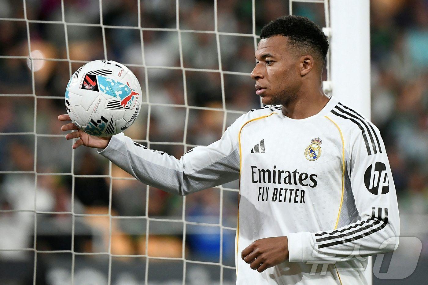 본문 이미지 - 레알 마드리드 공격수 킬리안 음바페가 25일(한국시간) 열린 2025-26 스페인 프리메라리가 레알 베티스전에서 햄스트링 부상으로 교체됐다. ⓒ AFP=뉴스1