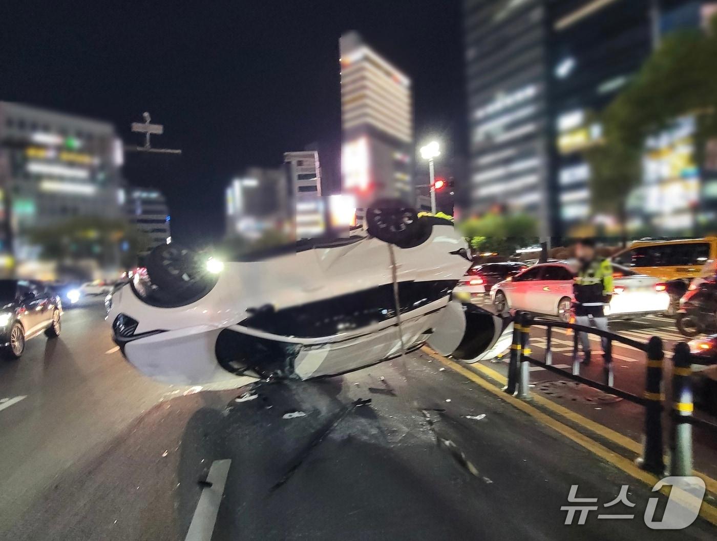 본문 이미지 - 24일 오후 9시쯤 부산시 연제구 연산교차로에서 30대 여성 A 씨가 몰던 승용차가 60대 남성 B 씨가 몰던 승용차를 들이받고 전복되는 사고가 났다. 사진은 전복된 A 씨 차량.(부산 연제경찰서 제공. 재판매 및 DB금지)