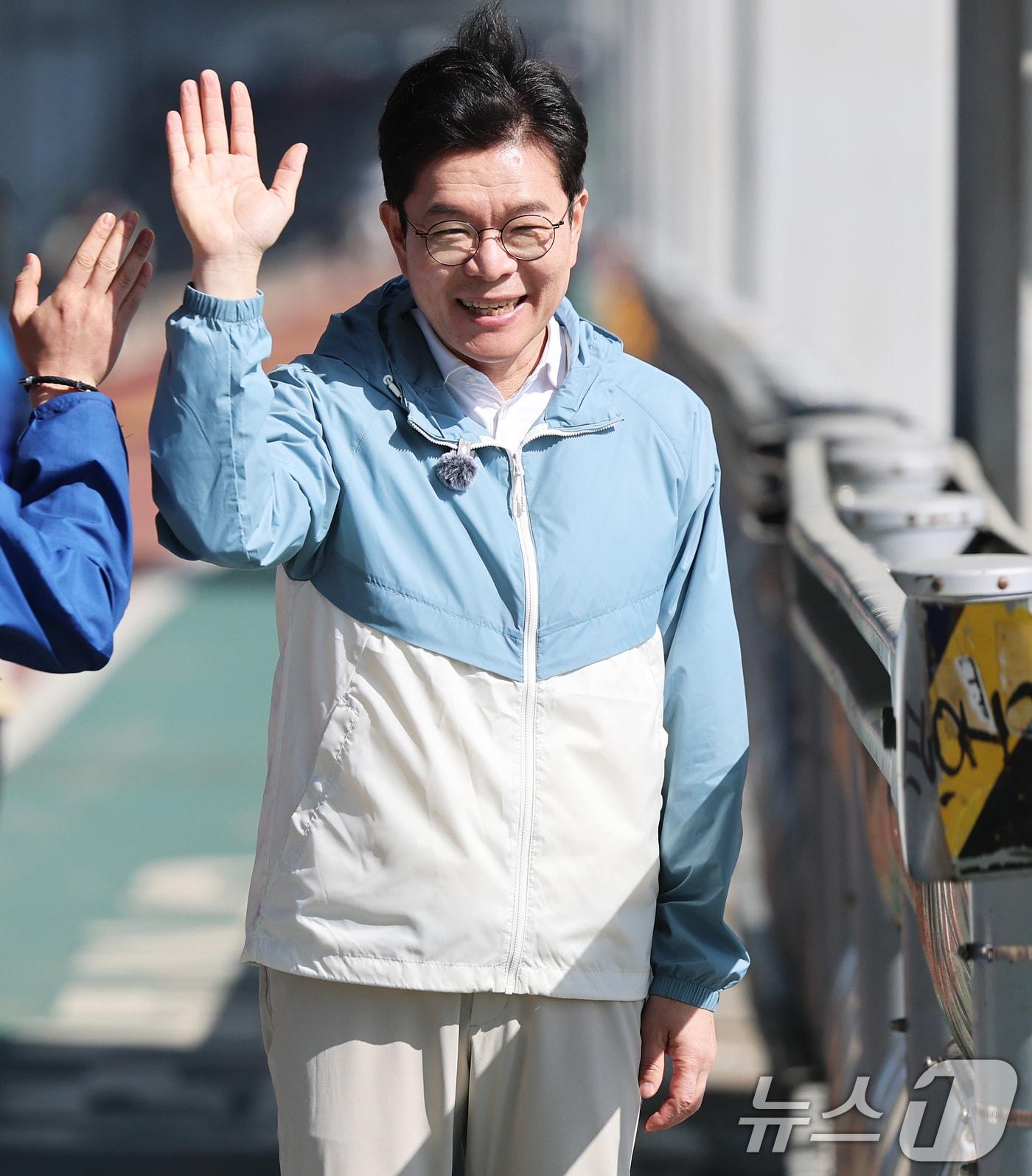 본문 이미지 - 정원오 더불어민주당 서울시장 후보가 25일 오전 서울 서초구 반포한강공원에서 열린 '찾아가는 현장: 러닝편'에서 러너들과 하이파이브를 나누고 있다. 2026.4.25 ⓒ 뉴스1 오대일 기자