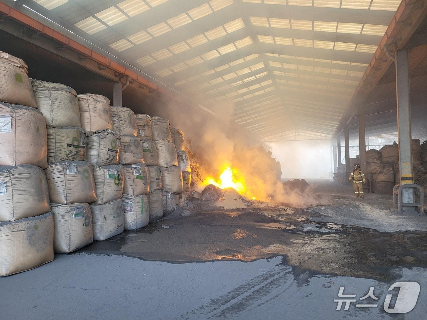 본문 이미지 - 25일 오전 5시3분쯤 영천시 고경면의 한 폐알루미늄 분말 적재 창고 야적장에서 불이 나 소방 당국이 진화 중이다.(경북소방본부 제공. 재판매 및 DB금지)