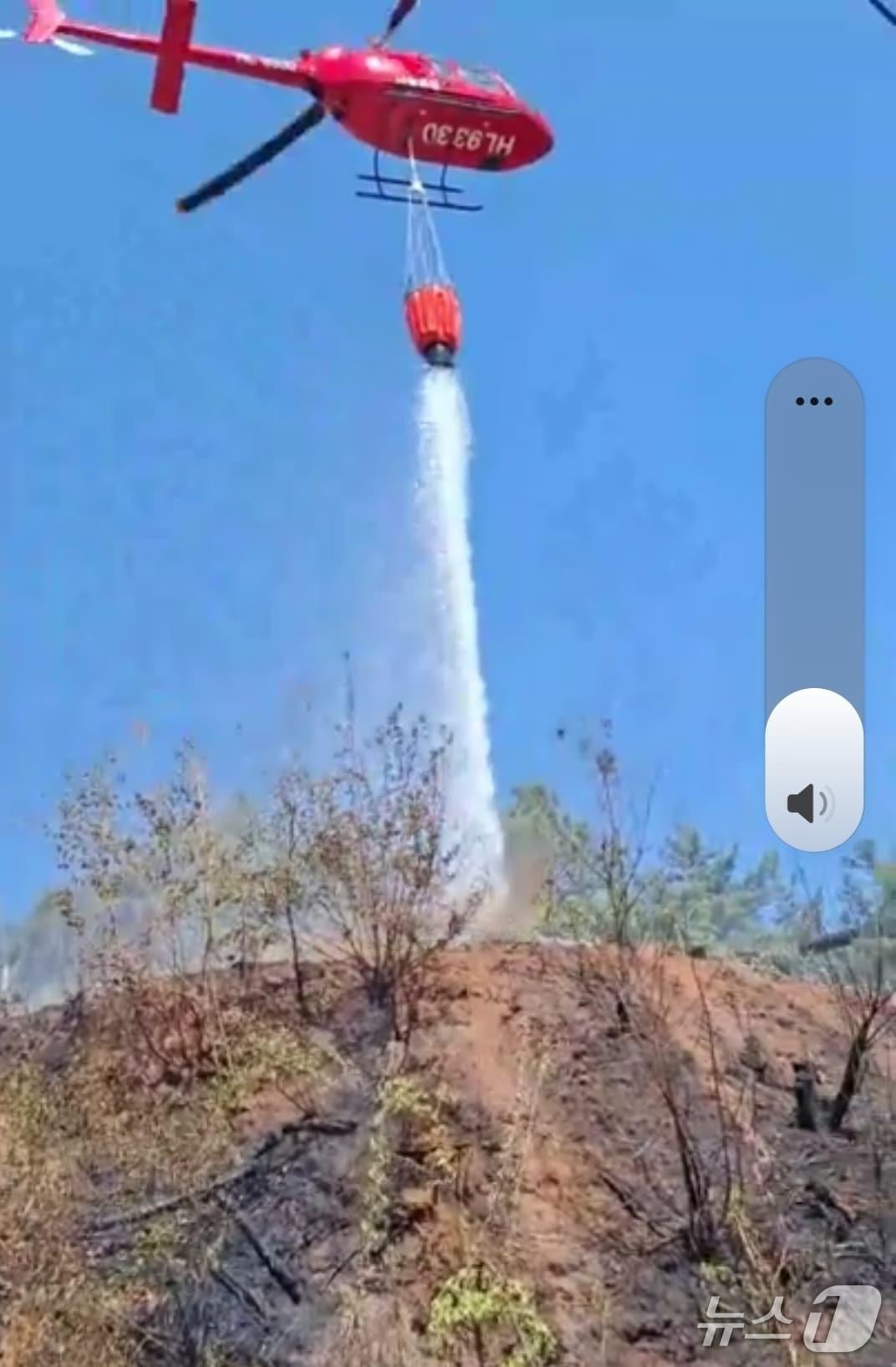 본문 이미지 - 25일 오전 9시 48분쯤 전남 화순군 청풍면 화학산에서 불이 나 소방당국이 헬기로 화재를 진화하고 있다.(전남소방본부 제공. 재판매 및 DB 금지)