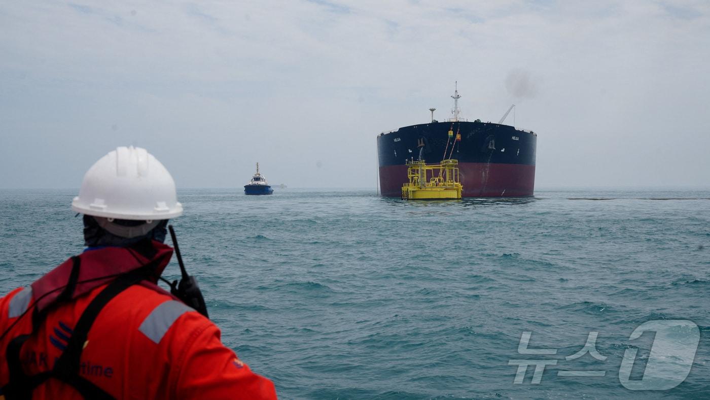 본문 이미지 - 유조선 헬가호가 24일 이라크 바스라 인근 남부 해상 원유 터미널에 정박해 원유 선적을 준비하고 있다. 헬가호는 호르무즈 해협 폐쇄 이후 도착한 두 번째 선박이다. 2026.4.24. ⓒ 로이터=뉴스1