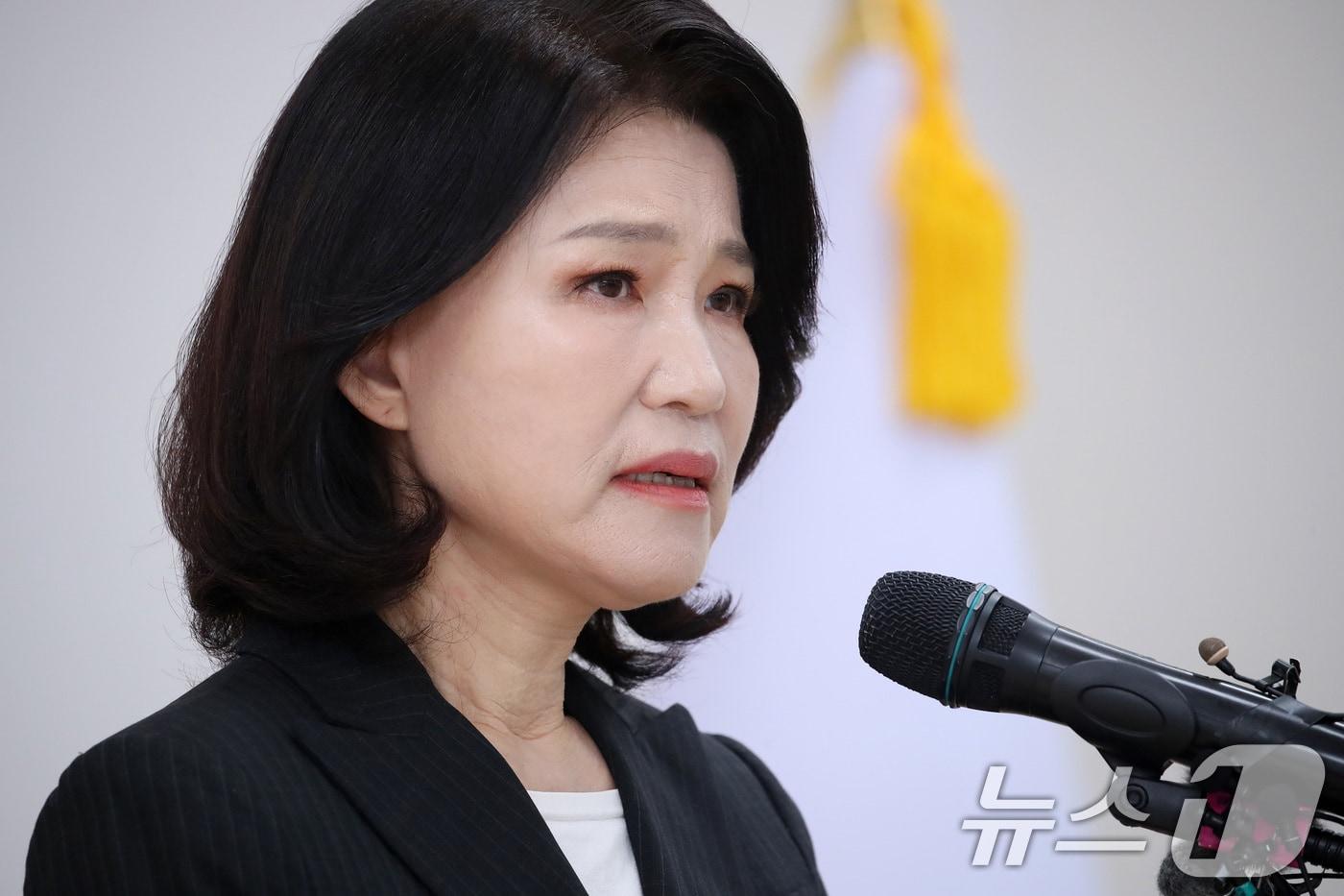 본문 이미지 - 이진숙 전 방송통신위원장이 25일 오전 대구 수성구 국민의힘 대구시당에서 6·3 지방선거 불출마를 선언하고 있다. 2026.4.25 ⓒ 뉴스1 공정식 기자