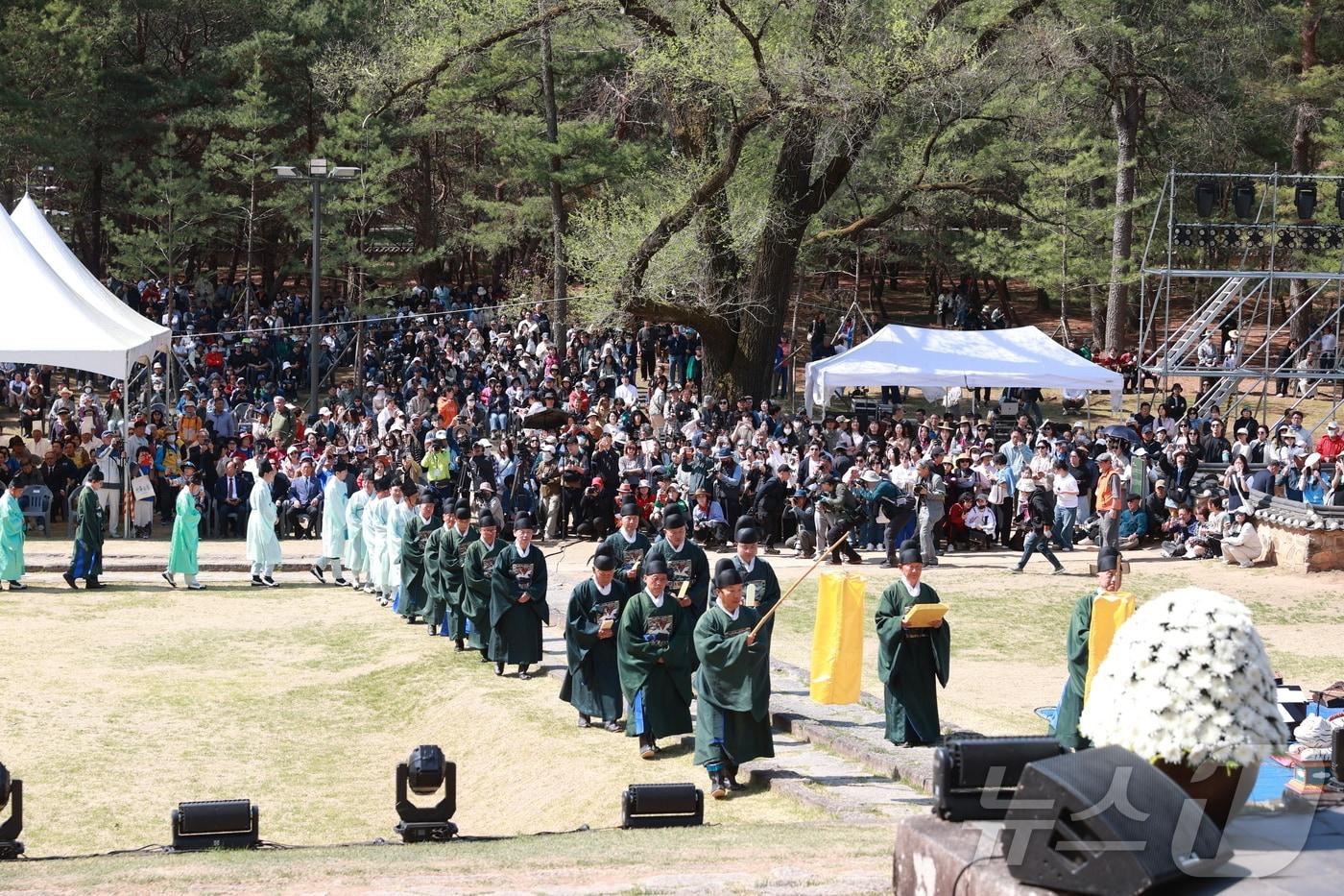 본문 이미지 - 지난 25일 제59회 단종문화제에서 열린 단종제향 현장.(뉴스1 DB) 