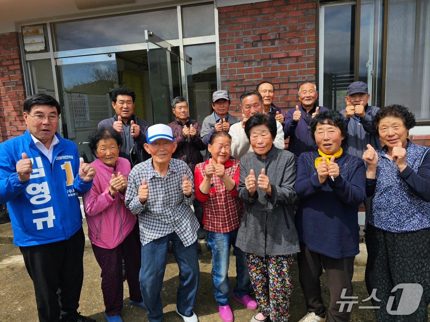 본문 이미지 - 김영규 더불어민주당 여수시장 후보가 소라면 현천 쌍둥이 마을 주민들과 단체 사진을 찍고 있다.(김영규 든든캠프 제공. 재판매 및 DB 금지)