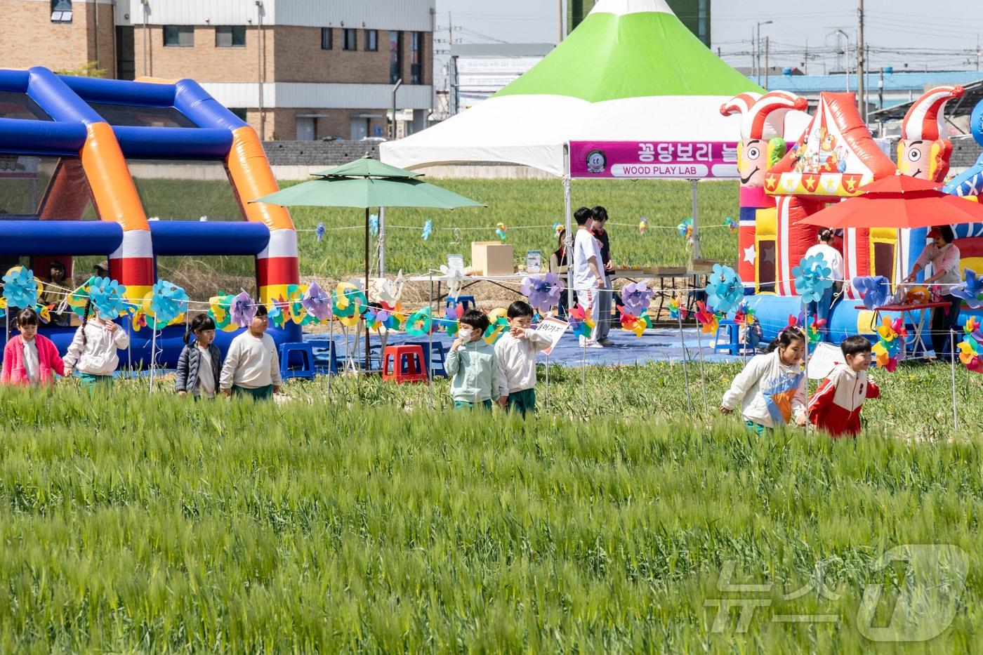 본문 이미지 - 전북 군산시 미성동 꽁당보리축제 행사장에 방문객들의 발길이 이어지고 있다. 2026.4.25 ⓒ 뉴스1 김재수 기자