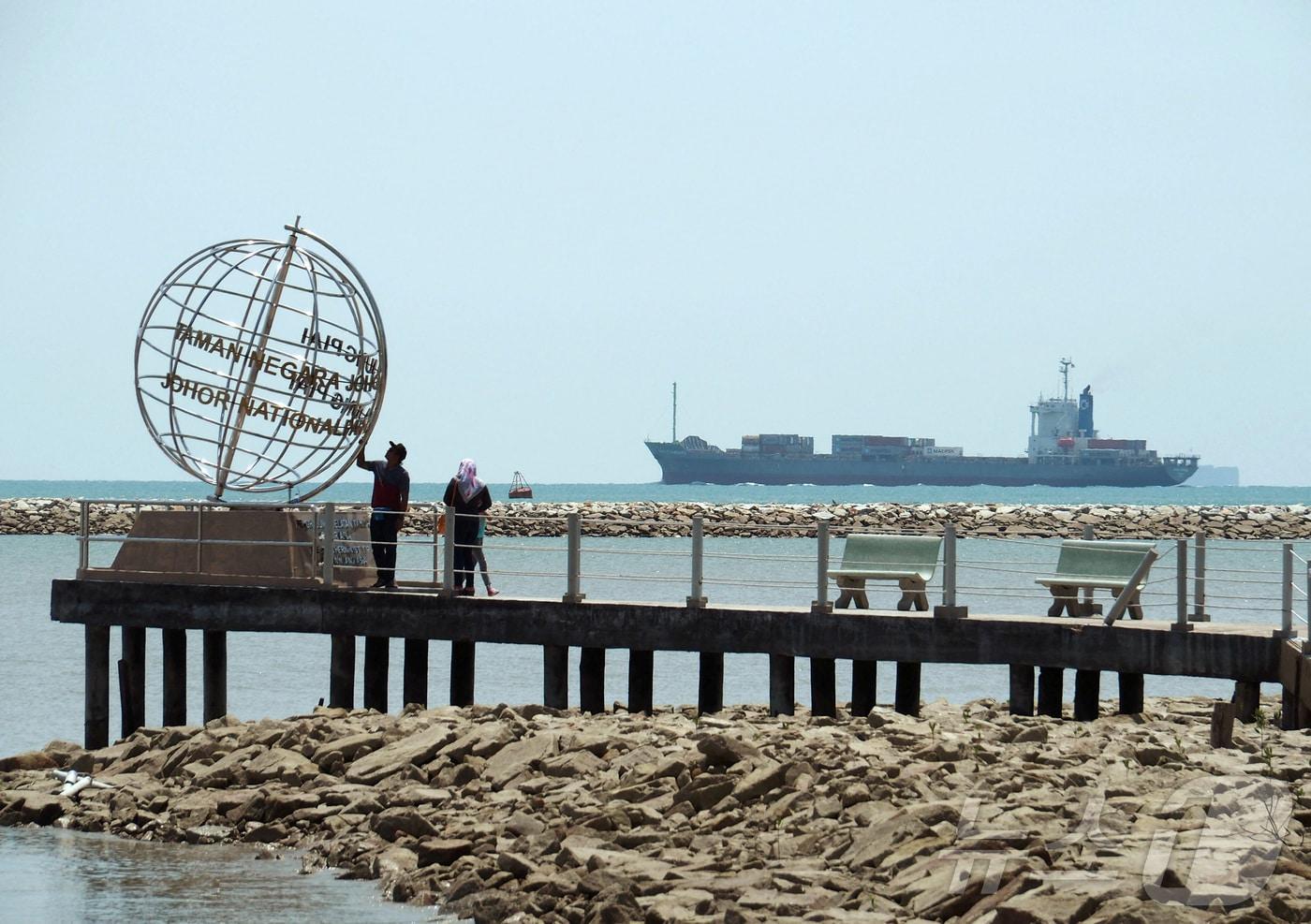본문 이미지 -  지난 2016년 11월 12일(현지시간) 컨테이너선 1척이 말레이시아 조호르의 아시아 대륙 최남단 지점 앞에서 말라카 해협으로 향하기 위해 싱가포르 해협으로 들어서고 있다. <자료사진> 2026.4.23. ⓒ 로이터=뉴스1